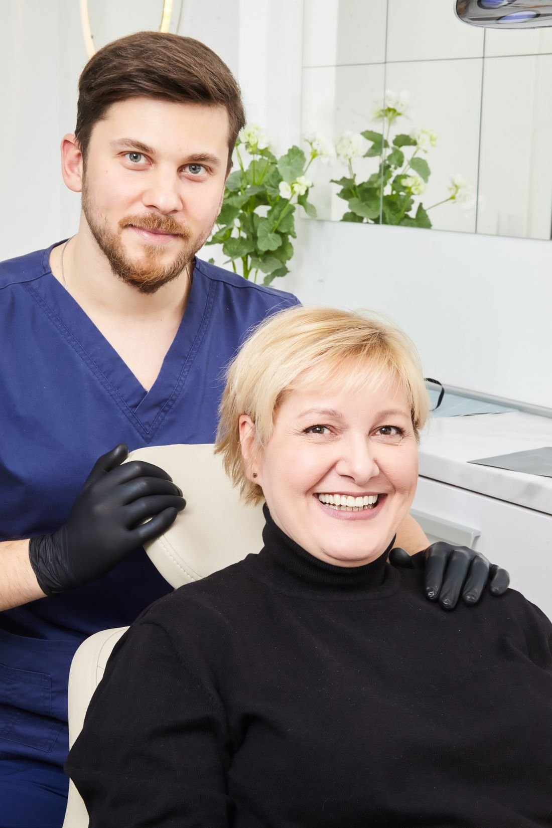 Equipo de LUMEN Dental con una paciente